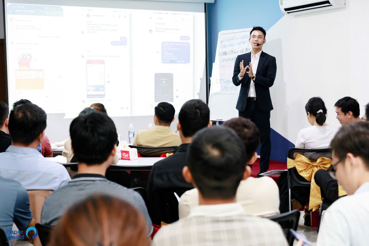 Lê Văn Cương đứng giảng trong một lớp học nhỏ