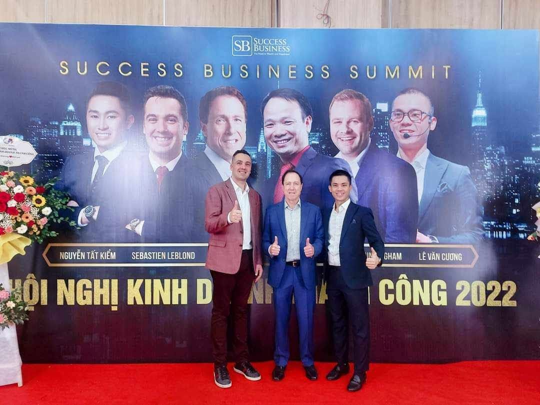 Các diễn giả trước phông Hội nghị Kinh doanh Thành công 2022
