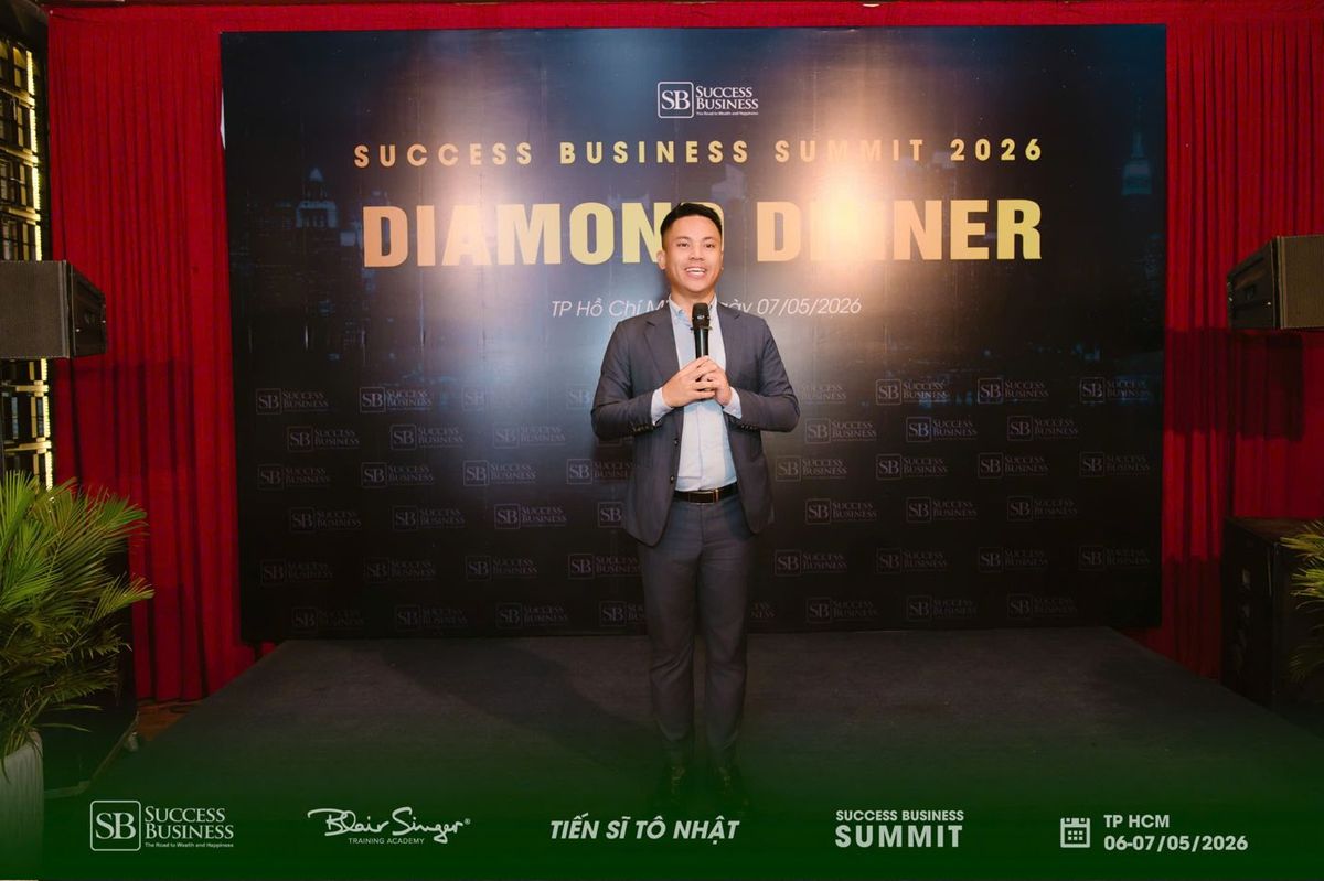 Lê Văn Cương cầm micro trên sân khấu Diamond Dinner