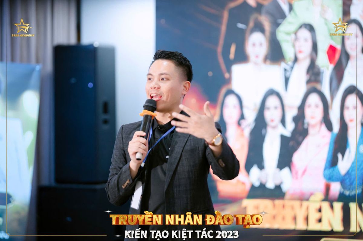 Lê Văn Cương nói trên sân khấu Truyền Nhân Đào Tạo 2023